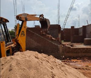  11 निर्माणाधीन घरों के अवैध निर्माण पर गिरी गाज, निगम ने तोड़ा बाउंड्री वाल एवं अन्य अधोसंरचना 