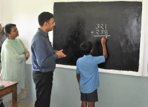  कलेक्टर ने शासकीय प्राथमिक शाला खपरी में स्कूल जतन योजना के कार्यों का किया निरीक्षण