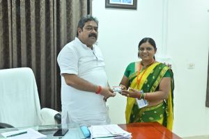 महापौर नीरज पाल ने बनवाया अपना आयुष्मान कार्ड