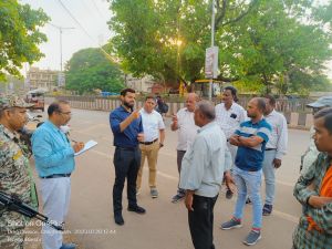  कलेक्टर ने आयुक्त के साथ शहर का किया निरीक्षण