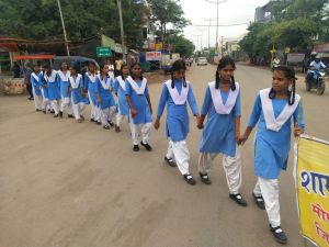 मानव श्रृंखला बनाकर स्कूली बच्चों ने दिया मतदाता जागरूकता का संदेश