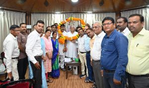  मुख्यमंत्री का छत्तीसगढ़ संयुक्त शिक्षक संघ ने गजमाला पहनाकर जताया आभार