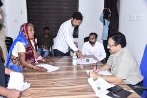 जनदर्शन में एडीएम ने सुनी लोगों की समस्याएं 