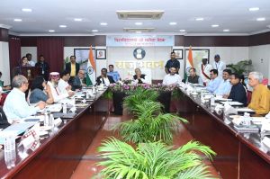 विद्यार्थी विश्वविद्यालय तक सीमित ना रहें बल्कि समाज के बीच जाकर संवेदनशील नागरिक बने- राज्यपाल  