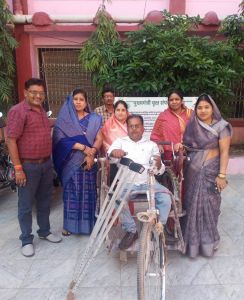  राजेन्द्र को मिली ट्रायसायकल और बैसाखी