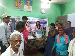  गुण्डरदेही और डौण्डी में किया गया ई.व्ही.एम. एवं वीवीपैट का प्रदर्शन