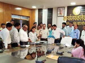  रिटर्निंग अधिकारियों  ने ली  सेक्टर अधिकारियो की बैठक