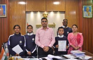  कलेक्टर ने राष्ट्रीय खेल जू जित्सू में पदक प्राप्त करने वाली  छात्राओं को दी बधाई  