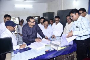 संभागायुक्त  भीमसिंह ने जिला कार्यालय सहित एसडीएम, तहसील कार्यालय का किया निरीक्षण