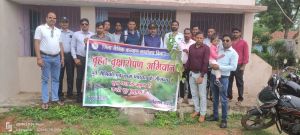 पूर्व सैनिकों द्वारा स्कूल परिसर में वृक्षारोपण