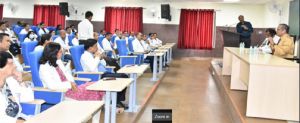 एम्स के  नए निदेशक की चिकित्सकों और अधिकारियों के साथ समीक्षा बैठक