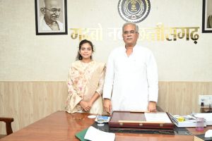  मुख्यमंत्री से  डॉ. नरेन्द्र वर्मा पर शोध करने वाली पहली शोधार्थी चन्दन बाला ने की सौजन्य मुलाकात