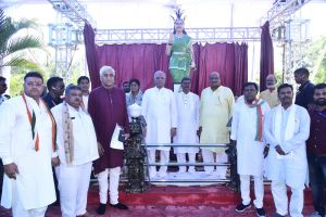  मुख्यमंत्री ने कलेक्ट्रेट परिसर में छत्तीसगढ़ महतारी की प्रतिमा का किया अनावरण
