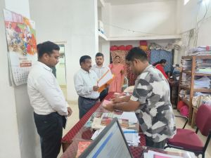  संभागायुक्त श्री कावरे ने सुबह 10 बजे डोंगरगढ़ के कार्यालयों में  दी दबिश