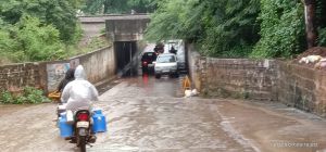 बारिश के पानी का निकासी के लिए जुटी निगम की टीम