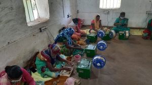  रेशमी धागों से महिलाएं बुन रही हैं जीवन के ताने-बाने