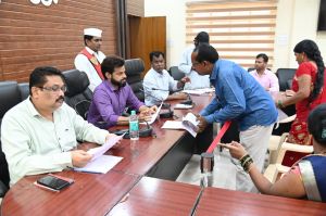  जनदर्शन में आवेदन पर हुई त्वरित कार्यवाही, उरला निवासी दिव्यांग को मिली व्हीलचेयर