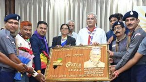मुख्यमंत्री को स्काउट गाइड द्वारा स्कार्फ भेंट कर किया गया सम्मानित 