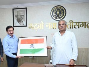 जेएसपी के प्रेसिडेंट प्रदीप टंडन ने मुख्यमंत्री भूपेश बघेल जी को ससम्मान भेंट किया तिरंगा