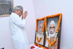 मुख्यमंत्री ने पं. रविशंकर शुक्ल एवं शहीद विद्याचरण शुक्ल की जयंती पर उन्हें किया नमन