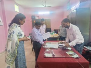 संभागायुक्त श्री कावरे ने तहसील कार्यालय कवर्धा का निरीक्षण किया