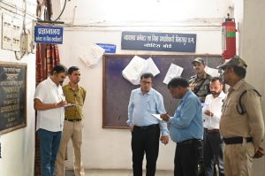 कलेक्टर ने किया विभिन्न शाखाओं का औचक निरीक्षण