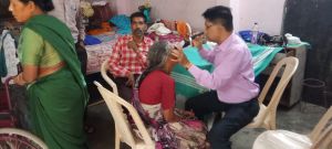  ब्राईट शिक्षण एवं मानव कल्याण समिति द्वारा वृद्धों और बच्चों का नेत्र परीक्षण