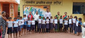  संसदीय सचिव श्रीमती सिंह ने स्कूली बच्चों को बांटे प्रमाण पत्र
