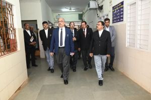 मुख्य न्यायाधीश रमेश सिन्हा ने महासमुंद जिला न्यायालय परिसर का किया निरीक्षण 