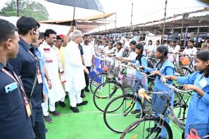 मुख्यमंत्री द्वारा 50 बालिकाओं को सरस्वती साइकिल योजना के तहत साइकिल प्रदान किया गया