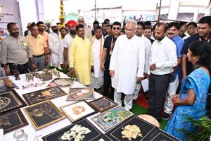 मुख्यमंत्री विभिन्न विभागों द्वारा लगाए गए स्टाल का कर रहे हैं अवलोकन