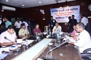 प्रभारी मंत्री बनने के बाद श्री ताम्रध्वज साहू ने ली अफसरों की बैठक