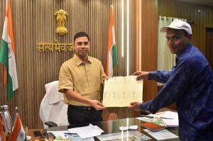  बालोद जिले में पोस्ट कार्ड के माध्यम से संदेश भेजकर मतदान के  लिए किया जा रहा है प्रेरित