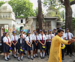 हेरिटेज वॉक के जरिये कृष्णा पब्लिक स्कूल के युवा पर्यटन क्लब के सदस्यों ने जाना रायपुर का इतिहास