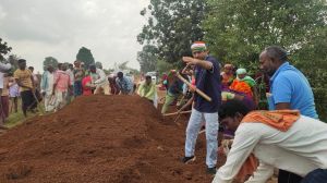  ग्रामीणों ने श्रमदान से दुरूस्त कर दी कच्ची सड़क 