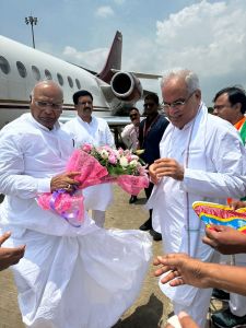 मुख्यमंत्री ने नेता प्रतिपक्ष राज्यसभा खड़गे का रायपुर एयरपोर्ट पहुंचने पर किया आत्मीय स्वागत