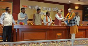 विधायक धरमजीत सिंह सहित पूर्व सीनियर अधिकारी भी भाजपा में शामिल विधायक धरमजीत सिंह सहित पूर्व सीनियर अधिकारी भी भाजपा में शामिल