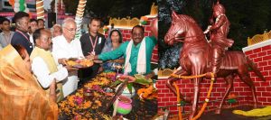 मुख्यमंत्री ने शहीद वीरनारायण सिंह और स्व. मोतीलाल वोरा की प्रतिमा का किया अनावरण मुख्यमंत्री ने शहीद वीरनारायण सिंह और स्व. मोतीलाल वोरा की प्रतिमा का किया अनावरण