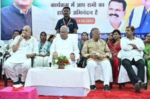 परम्परागत व्यवसाय को लाभकारी बनाना है, चाहे वह शिक्षा, रोजगार एवं स्वास्थ्य के क्षेत्र में हो-मुख्यमंत्री  