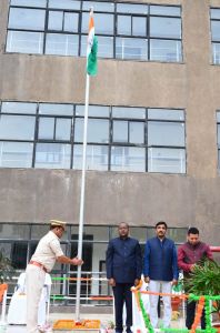 इंद्रावती भवन में सचिव श्री नीलम महादेव एक्का ने ध्वजारोहण किया