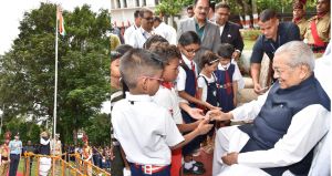  राज्यपाल श्री हरिचंदन ने राजभवन में किया ध्वजारोहण