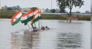  दुर्ग के खेल ग्राम में खिलाड़ियों ने अनोखे तरीके से फहराया तिरंगा