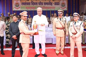  केन्द्रीय बलों में सीआईएसएफ तथा राज्य बल में छत्तीसगढ़ जेल को मार्च पास्ट में प्रथम पुरस्कार