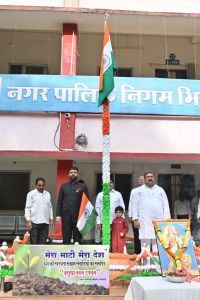 निगम में फहराया  तिरंगा उत्कृष्ट कार्य करने पर मिला प्रमाण-पत्र