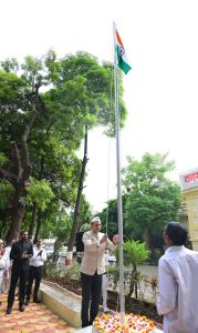 कलेक्टर डॉ. सर्वेश्वर नरेन्द्र भुरे ने कलेक्टोरेट परिसर में किया ध्वजारोहण