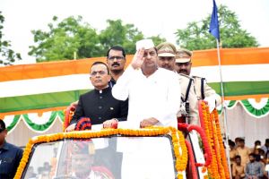 कैबिनेट मंत्री मोहम्मद अकबर ने कवर्धा में किया ध्वजारोहण