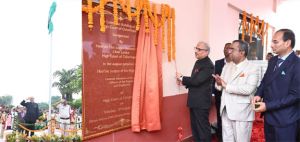  मुख्य न्यायाधीश रमेश सिन्हा ने ध्वजारोहण कर परेड की सलामी ली
