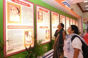  योजनाओं और छत्तीसगढ़ के पुरोधाओं की प्रदर्शनी के माध्यम से मिल रही रोचक जानकारी