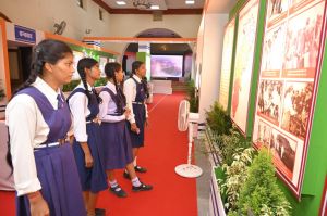 रायपुर के टाउनहॉल में लगायी गई छायाचित्र प्रदर्शनी को मिल रहा लोगों का अच्छा प्रतिसाद