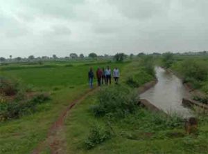  टेकारी संस्था के अंतिम छोर के ग्राम संकरी व सोनभट्ठा में कवायद के बाद पहुंचा सिंचाई पानी